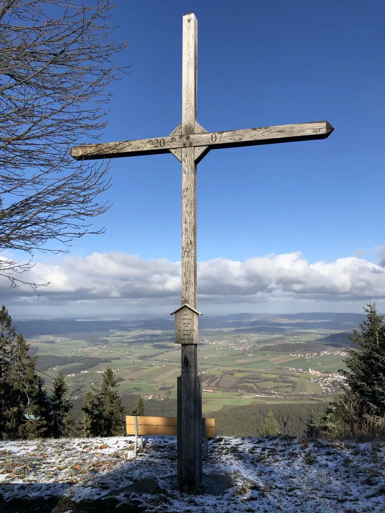 Wooden cross with a wide view into the valley