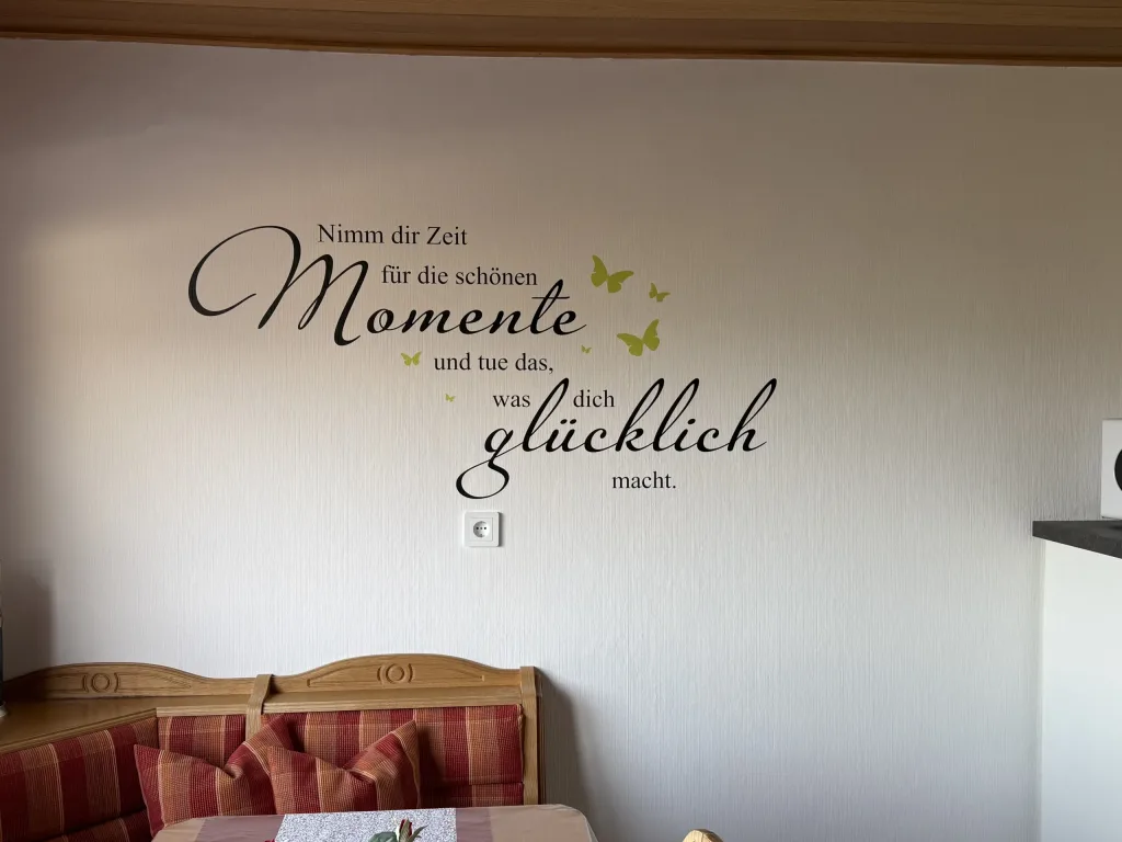 Saying on the wall above the corner bench in the holiday apartment