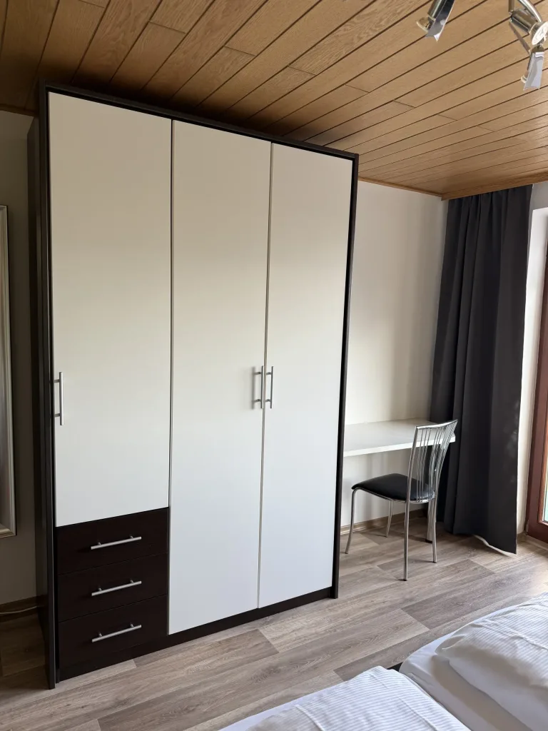 Wardrobe and desk in the bedroom of the holiday apartment