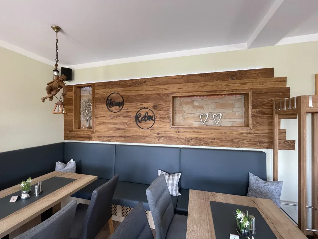 Seating corner with a corner bench in front of a wooden wall
