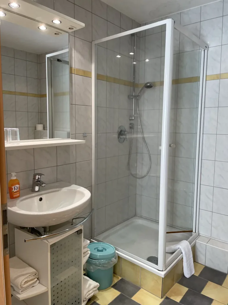 Bathroom with shower and washbasin